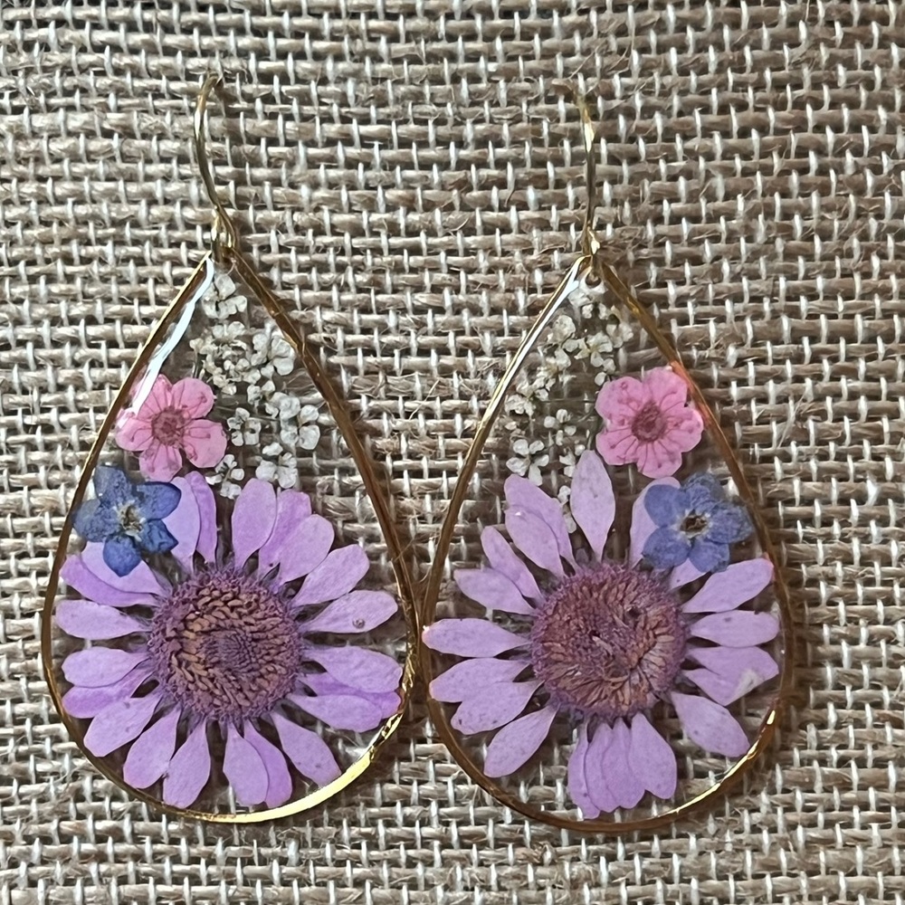 Beautiful *REAL* Floral Teardrop Zinnia Earrings Set in Resin and Gold Tone, 2”L